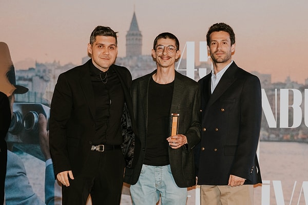 Kemal Burak Alper, nisan ayındaki 45. İstanbul Film Festivali'nde En İyi Erkek Oyuncu ödülünü almıştı.