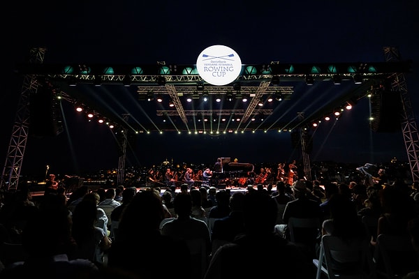 Cumartesi Bergüzar Korel, pazar Pink Martini All Stars sahnede, cuma günkü warm-up programı ücretsiz.