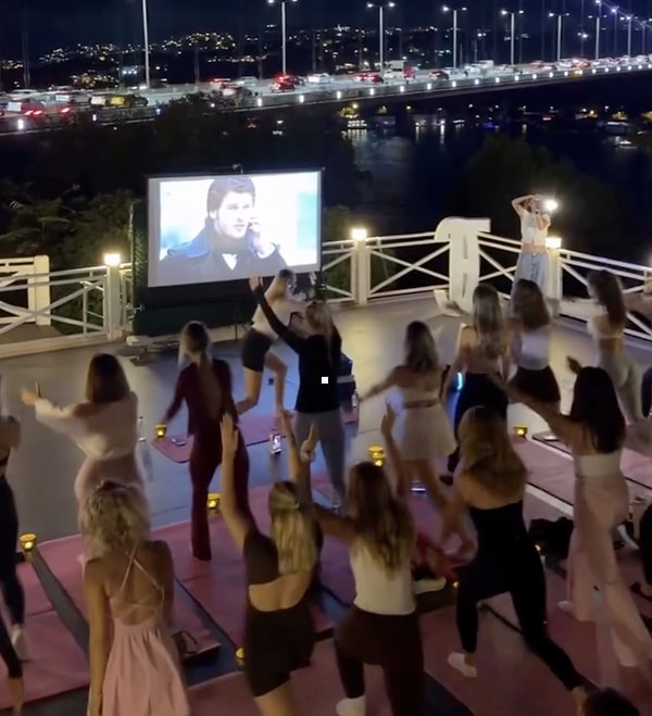 İstanbul'da bir grup, Aşk-ı Memnu izleyerek pilates yaptı.