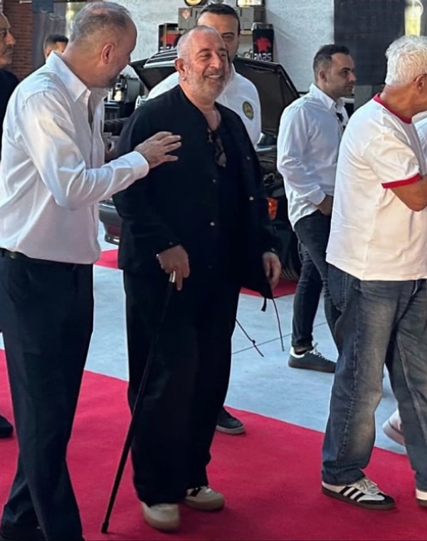 Cem Yılmaz'ın bastonla görüntülenmesi gündem olmuştu