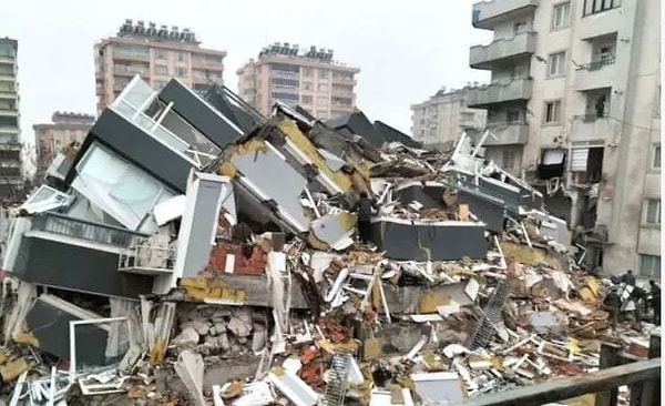 Diğer sanıklara farklı hapis cezaları verilirken üç kişi hakkında beraat kararı çıktı.