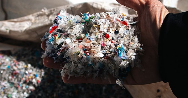 Bu proje, şirketin 2030'a kadar 1 milyon ton plastiği geri kazandırma hedefinin bir parçası.