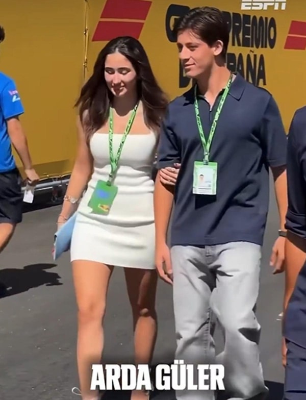 Arda Güler, sevgilisi Duru Nayman ile Madrid Grand Prix'sindeki sade tarzıyla beğeni topladı.