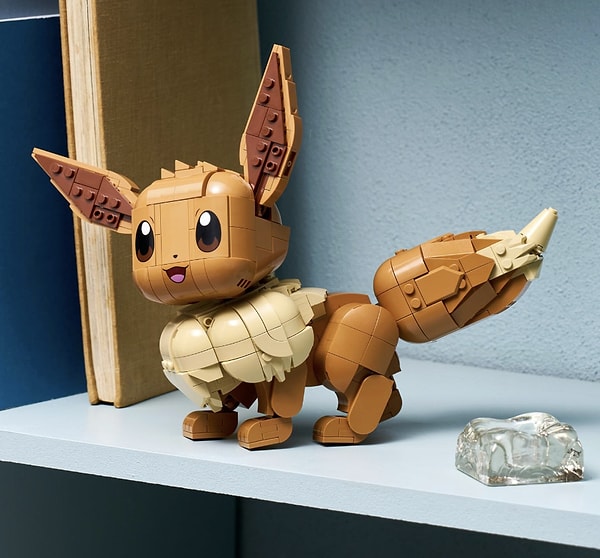 Pokémon'un sevilen karakteri Eevee'yi inşa etmeyi sağlayan bir LEGO seti.