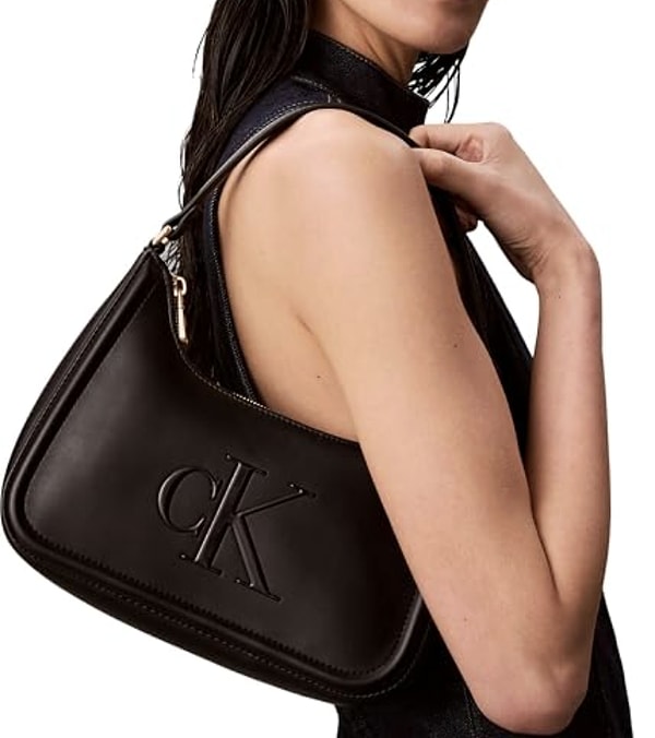 Calvin Klein Bold CK baget omuz çantasıyla net ve iddialı bir görünüm yakalayacak!