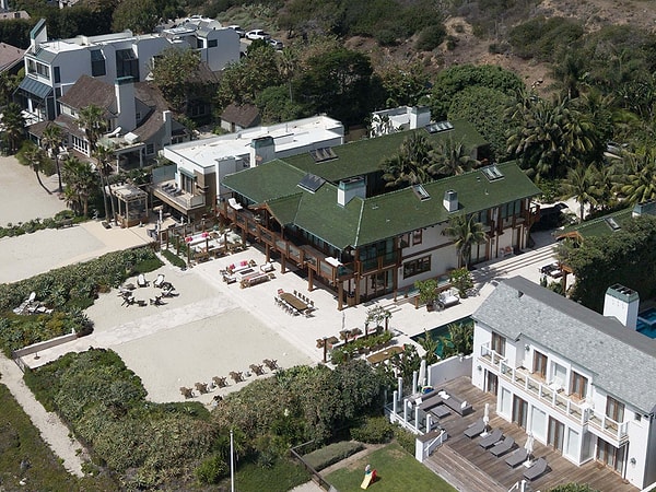 Pacific Palisades'teki büyük yangınlar ve bölgenin deprem riski, Brosnan çiftinin taşınma kararını hızlandırdı.