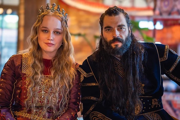 ATV'nin yeni dönem dizisi Aşk ve Taht, geçtiğimiz hafta ilk bölümüyle seyirci karşısına çıktı.