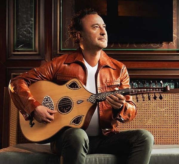 Nevzat Doğansoy, konservatuar eğitimi almadan gitarla başladığı müzik kariyerinde geniş bir dinleyici kitlesine ulaştı.