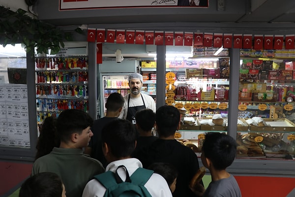 Okullarda bir öğün ücretsiz yemek teklifi daha önce reddedilmişti.