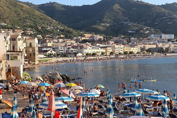 Rakamlar da Daniel'i doğrular nitelikte: Vieste'nin kalıcı nüfusu 13 bini biraz aşıyor, ama kasaba her yıl 2 milyonu aşkın turist ağırlıyor.