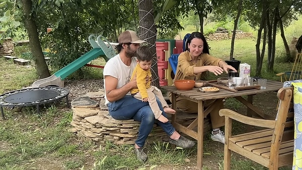 Aile, barınma ihtiyacını tamamen doğal ve geri dönüştürülmüş malzemelerle inşa ettiği dört ayrı yapıyla çözüme kavuşturdu.