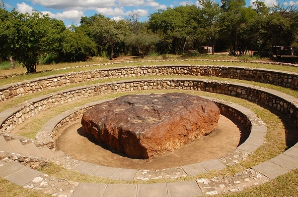 Uzmanlar dev kütlenin çevresinde krater bulunmamasını nesnenin yassı geometrisine ve atmosferdeki aerodinamik frenlemeye bağlıyor.