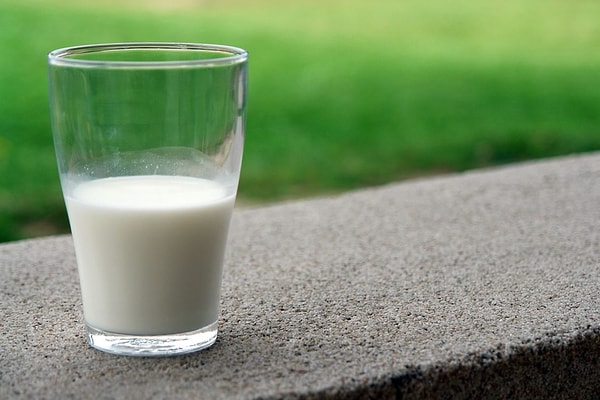 İkinci sırada süt var: Yağ ve protein açısından zengin süt, muzla birleşince ağır ve karmaşık bir öğün ortaya çıkarıyor.