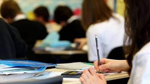 "Dilim MEB" uygulaması Türkçe ve İngilizce eğitim veriyor.