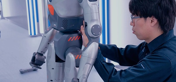 Sahada onarılamayan arızalı robotlar, ambulansla GMO'nun kendi tesisine taşınarak kapsamlı bakımdan geçiriliyor.