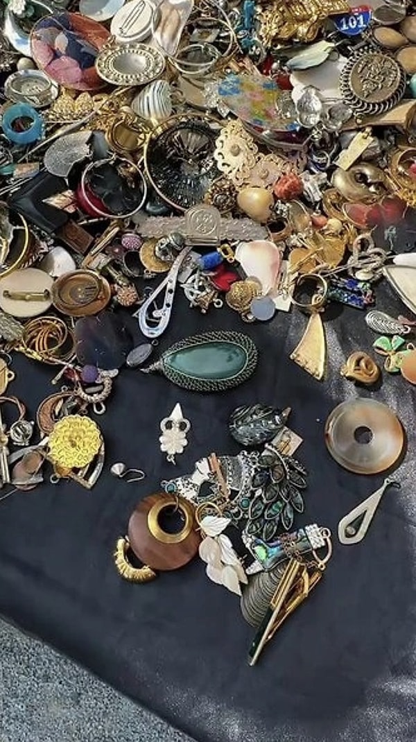Murano Camından Takılar ve Altın Kaplama Mücevherler de Bulmuştu