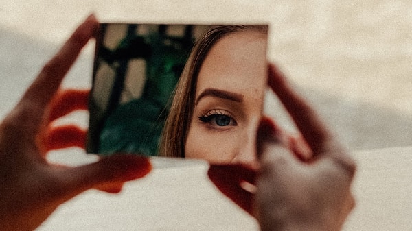 Ayna mı Doğru, Fotoğraf mı?