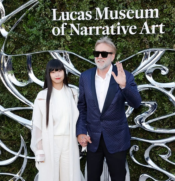Nicolas Cage ve Riko Shibata'nın 31 yıllık yaş farkı ilk günden beri dikkat çekiyor. Çiftin son görüntülerinde ise bu kez gözler Riko'dan çok Cage'in değişen imajına kaydı!