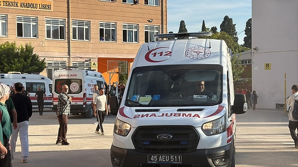 Manisa’nın Turgutlu ilçesinde 10 öğrencinin yaralandığı silahlı saldırıyı gerçekleştiren şüphelinin yeni güvenlik kamerası görüntüleri ortaya çıktı. Görüntülerde saldırganın elindeki pompalı tüfeği kontrol ederek oldukça rahat tavırlarla ilerlediği görüldü.