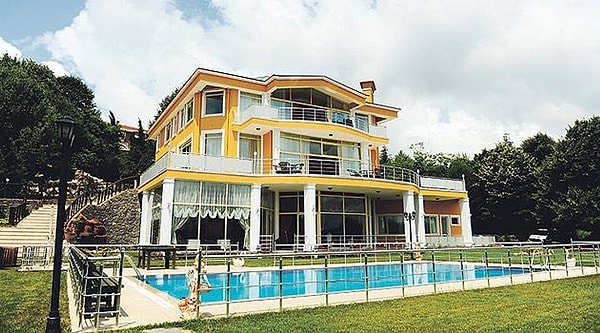 Çünkü Ajda Pekkan ve Yıldırım Aktuna'nın aşkı nikah masasına doğru gidiyordu! Düğün konuşuluyor, hatta evlendikten sonra yaşayacakları ev bile hazırlanıyordu.