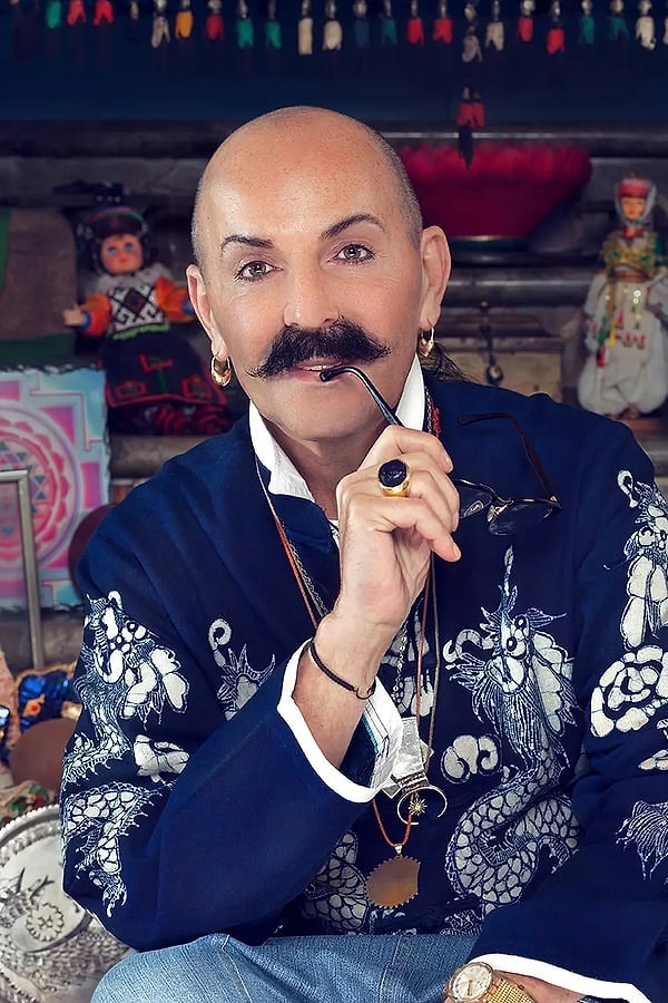 Cemil İpekçi deyince akla yalnızca moda gelmiyor! Yıllardır tasarımları kadar dobra açıklamalarıyla da magazinin en renkli isimlerinden biri.