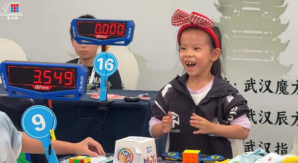 Beş Deneme, Yarım Saniyelik Fark: Altı Yaşında Rubik Küpü Rekoru Kırdı