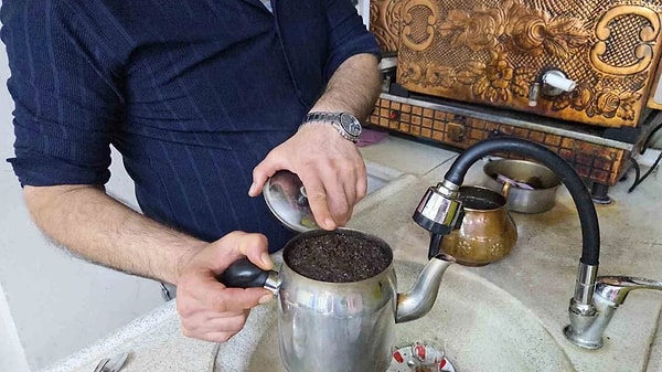Evde yapılan en büyük hata: Kuru çayın üzerine kaynar su dökmek.