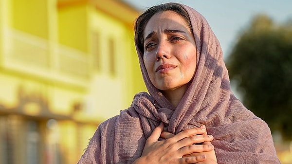 Özge Özacar, Görkem rolüyle geniş kitlelere ulaşmadan önce birçok dizi ve filmde rol aldı.