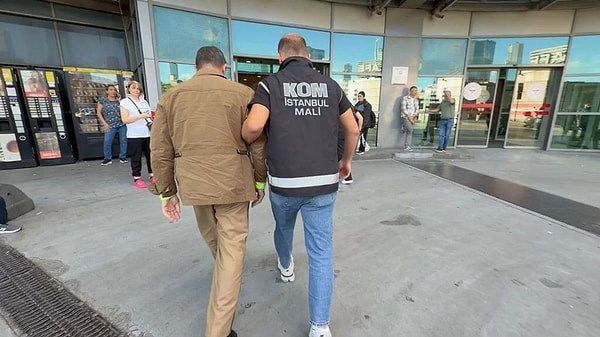Pusula Holding Yönetim Kurulu Başkanı Turhan'ın gözaltına alındığı anların görüntüsü ortaya çıktı