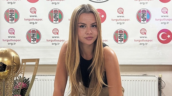 Zeynep Mestan, 22 yaşında Turgutluspor'un tarihindeki ilk kadın teknik direktörü olarak futbol gündemine oturdu.