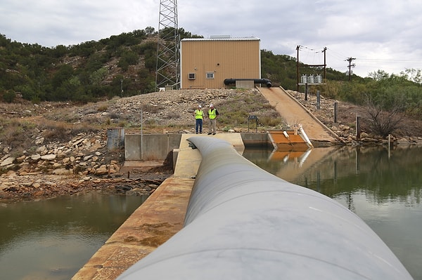 The flexible structure is inflated when the water level drops, and in the event of a flood, it is deflated and laid down in the river bed.