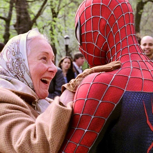 Tobey Maguire'ın Spider-Man'i bir neslin süper kahraman filmleriyle kurduğu ilişkiyi değiştirmişti. Ama o hikayenin kalbinde bir de May Hala vardı!