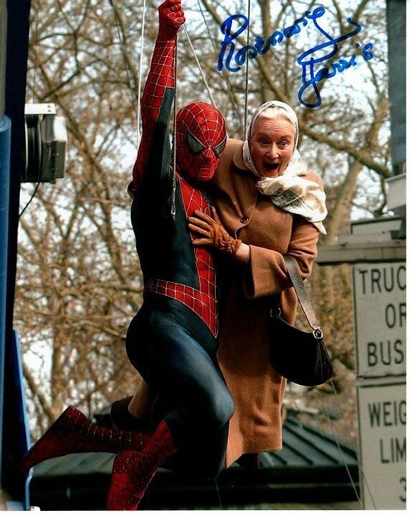Spider-Man 2 çekilirken 75 yaşında olmasına rağmen bazı dublör sahnelerini kendisi yapmak istemiş.