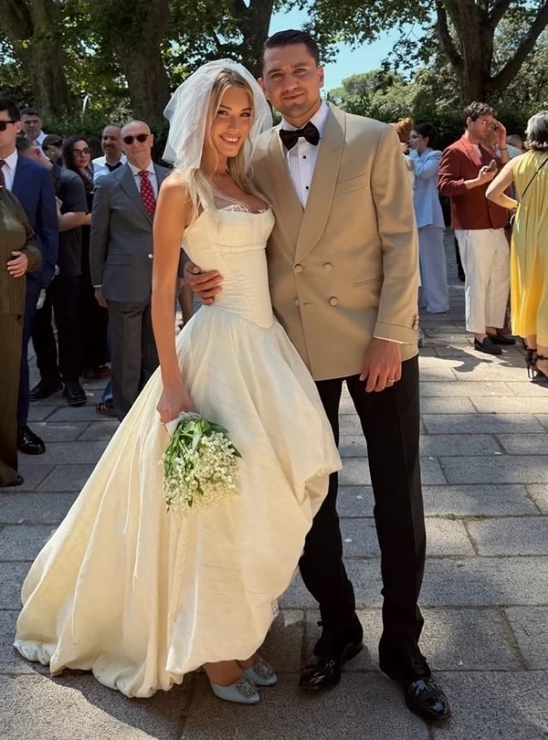 Özel hayatını genellikle gözlerden uzak yaşamayı tercih eden milli futbolcunun Bilge Yenigül'le ilişkisi önce nişan, hemen ardından da oldukça romantik bir düğünle bambaşka bir boyuta taşınmıştı.