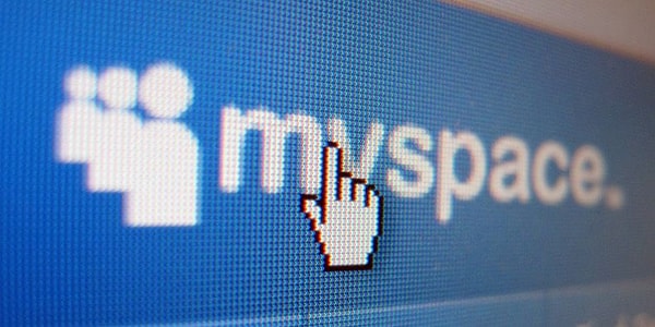 Arkadaşının MySpace'e yüklediği üç şarkılık demo kaydıyla plak şirketlerinin dikkatini çekti.