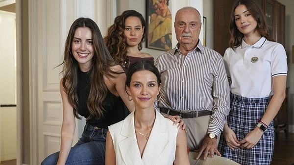 Karadut'ta aynı ailenin kızlarını canlandıran Ebrar Karabakan, Selin Türkmen'e gösteride "ikizim" diye seslendi.