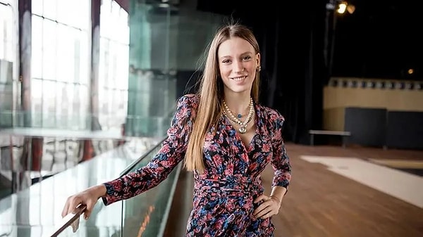 Serenay Sarıkaya, 28 Eylül'de Paris'te podyuma çıkacak.