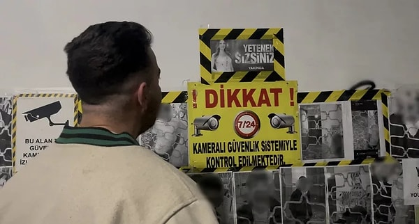 Fotoğrafların tam ortasındaki sarı pano ise tek bir şeyi hatırlatıyordu: Pasaj 7/24 kamerayla izleniyor.