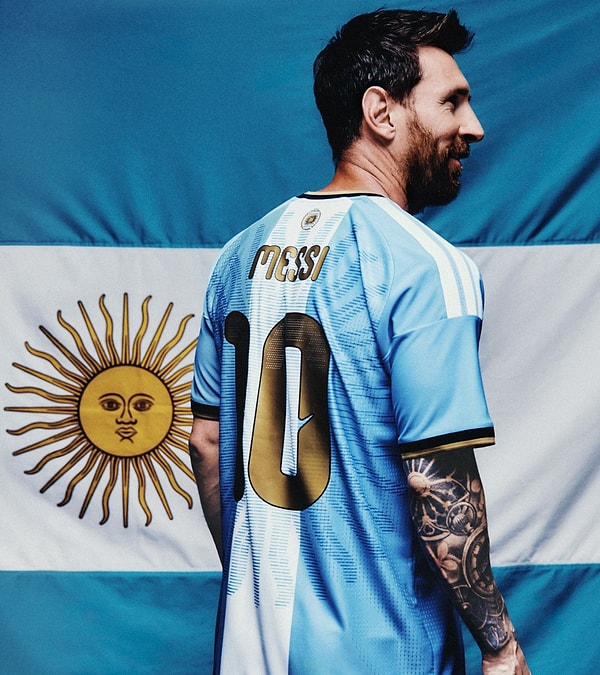 Sırtta altın harflerle Messi'nin adı ve 10 numara, hemen üstünde Mayıs Güneşi var.