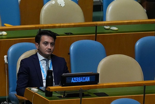 Azerbaycan da salonda kaldı.