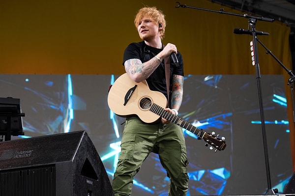 Sheeran sahnede gözyaşlarını tutamamıştı.