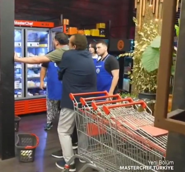 Emre'nin durumunu ilk fark eden Mehmet Yalçınkaya vakit kaybetmeden yarışmacının yanına koştu ve Heimlich manevrası uyguladı.