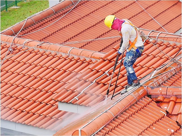 Karlsruhe'de sokaklar 110 derecelik suyla yıkanıyor.