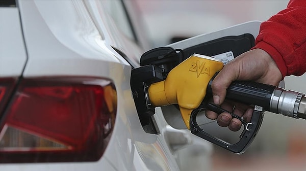 Zam sonrası İstanbul'da benzinin litresi 92,88 liraya, Hakkari'de motorin 99,90 liraya çıkıyor.