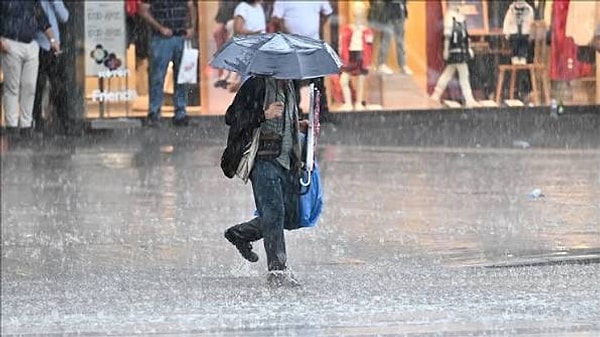 Istanbul Weather Warning: Heavy Rain Expected at 7 PM