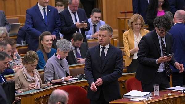 Oylamadan oy birliği çıktı, Fidesz salonda yoktu.