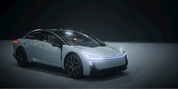 Ve Corolla tarihinde ilk kez: Tamamen elektrikli versiyon yaklaşık 400 kilometre menzille geliyor.