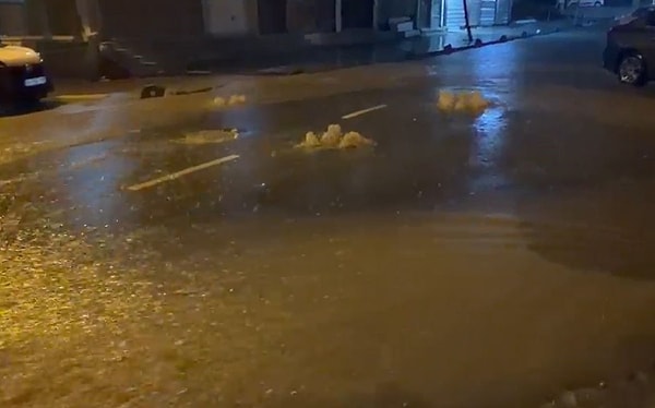 Küçükçekmece'de rögarlar taştı, TEM'in bazı kesimlerinde trafik durma noktasına geldi.