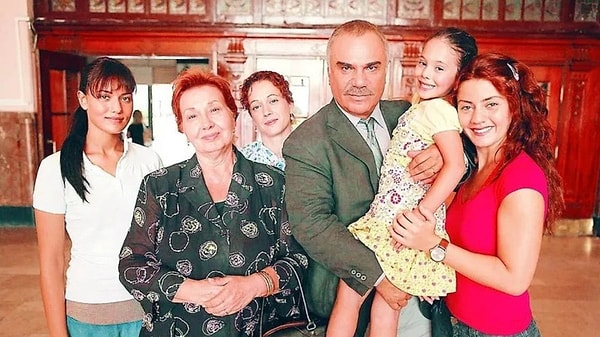 Türk televizyon tarihinin en unutulmaz ailelerinden Tekinleri hayatımıza sokan Yaprak Dökümü'nün üzerinden tam 20 yıl geçti. Ama belli ki hâlâ kurcalamadığımız detayları var!