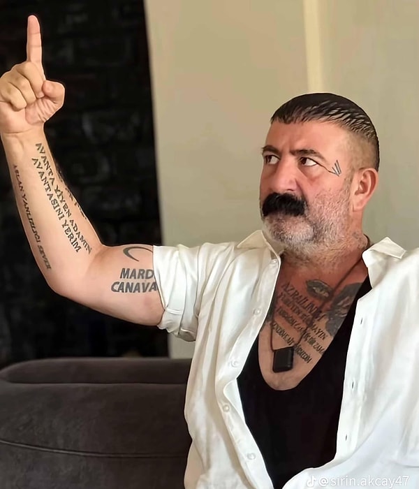 Koluna "Mardin Canavarı" Yazdıran Akçay'ın Videolarında Dövmeleri de Gösterinin Parçasıydı.